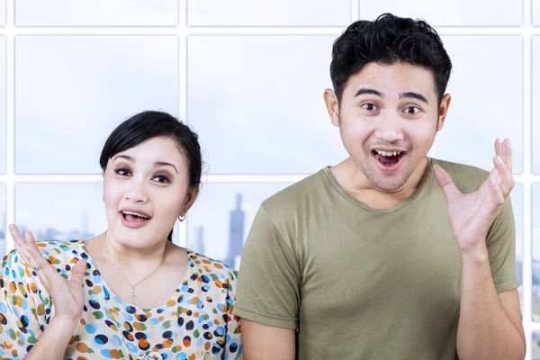 Excited couple expression in apartment — Stock Photo, Image