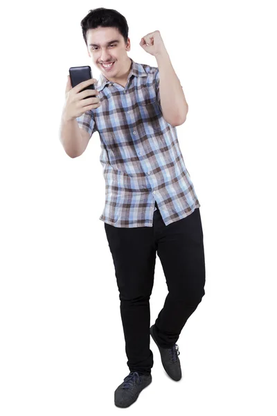 Hombre emocionado leyendo buenas noticias — Foto de Stock