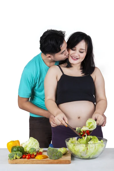 Zwangere vrouw gekust door haar man — Stockfoto