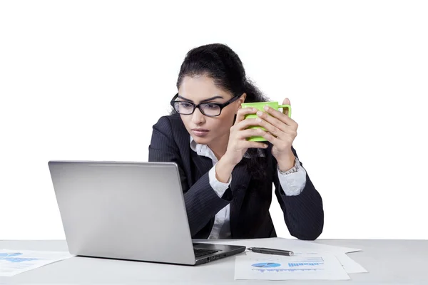 Trabajadora sosteniendo café en la oficina — Foto de Stock