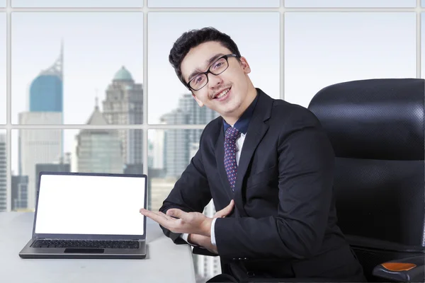 Gerenciador bonito com tela de laptop em branco — Fotografia de Stock