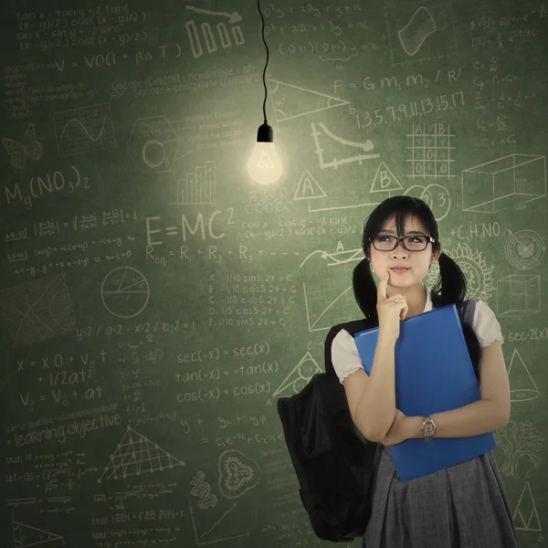 High school student tänkande ljus idé — Stockfoto