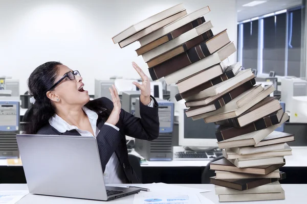 Empregado indiano com livros no escritório — Fotografia de Stock