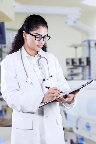 Indischer Arzt arbeitet in der Klinik — Stockfoto