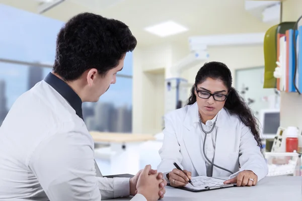 Médico indiano escreve prescrição — Fotografia de Stock