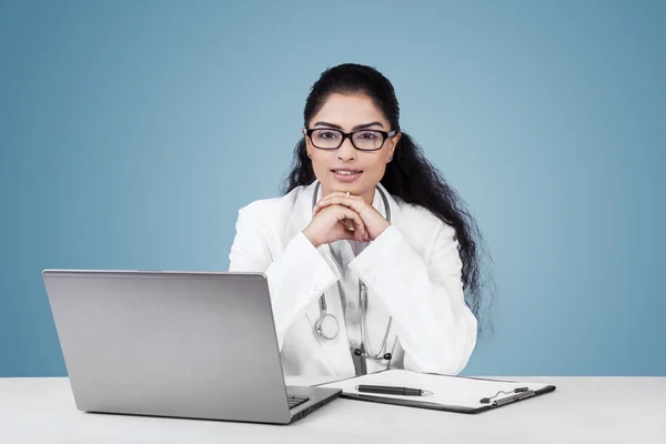 Femme indienne médecin avec les cheveux bouclés — Photo