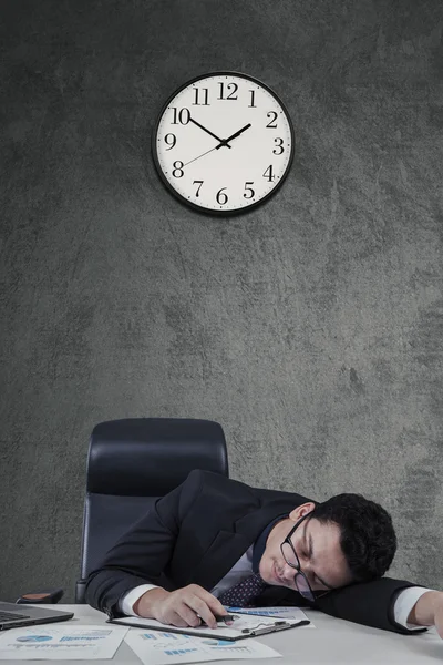 Overwerkte manager slapen op Bureau — Stockfoto