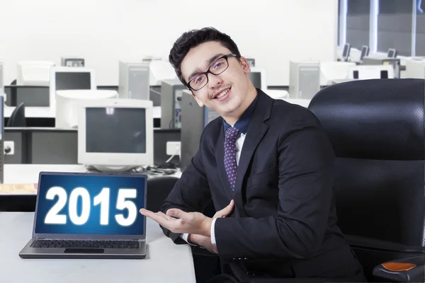 Trabalhador bem sucedido com o número 2015 no escritório — Fotografia de Stock
