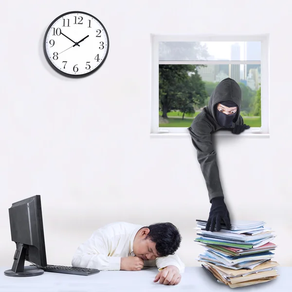 Thief stealing document in office — Stock Photo, Image