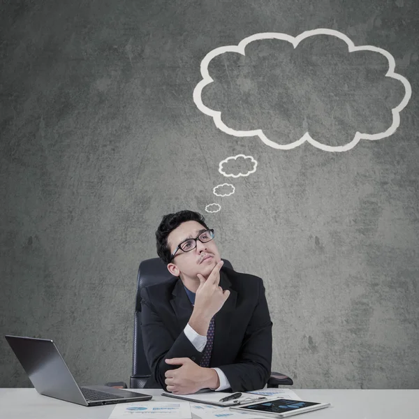 Young manager with empty cloud tag — Stock Photo, Image