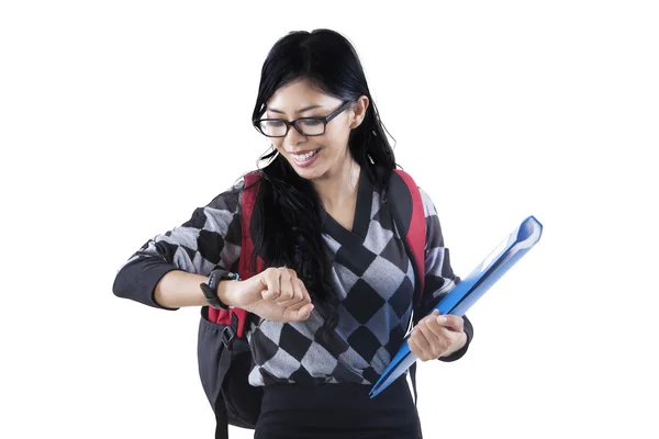 Asiatischer Student schaut auf Uhr — Stockfoto