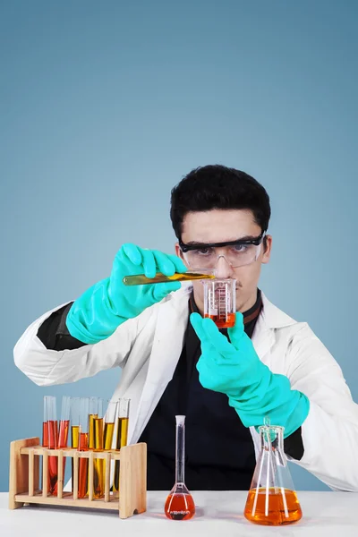 Científico caucásico haciendo investigación — Foto de Stock