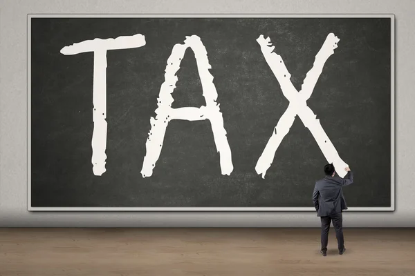 Ondernemer schrijft een belasting word — Stockfoto