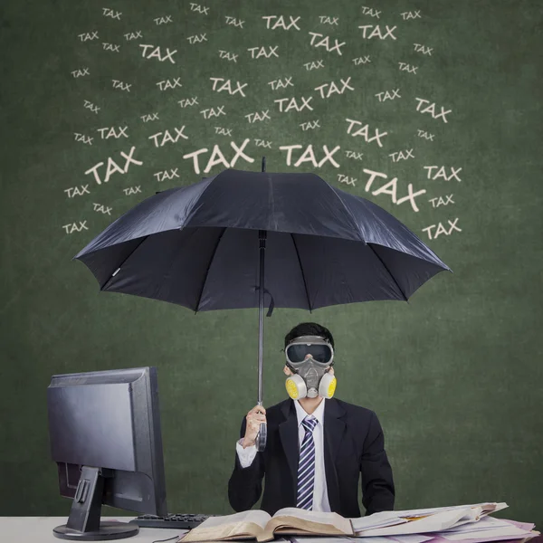 Unternehmer mit Schutzschirm vor Steuern schützen — Stockfoto