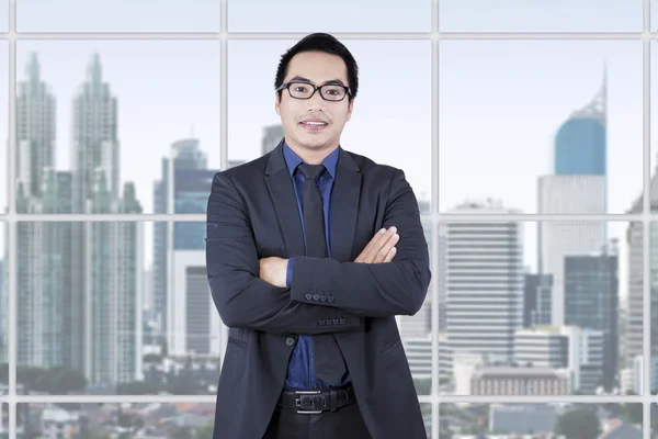 Kendine güvenen girişimci ofiste ayakta — Stok fotoğraf