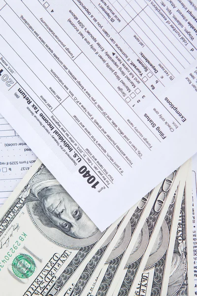 Closeup peníze hotovosti a daňové formuláře — Stock fotografie