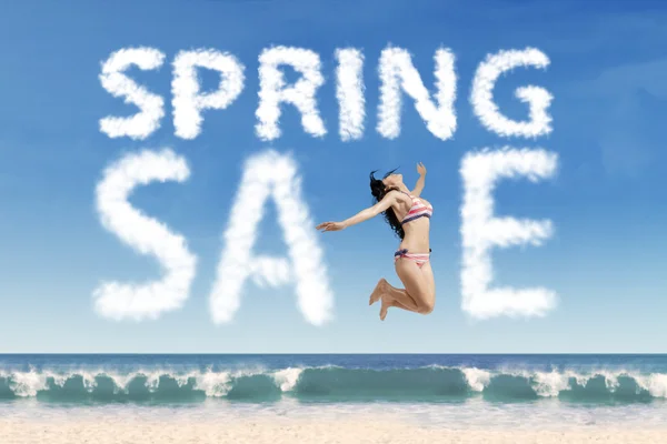 Female tourist with spring sale text — Stock Photo, Image