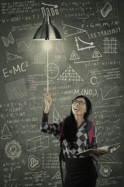 Estudiante encendiendo una bombilla —  Fotos de Stock