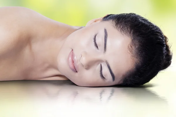 Modelo femenino durmiendo con reflejo de agua — Foto de Stock