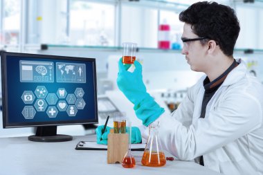 Modern laboratuvar çalışmalarında erkek bilim adamı