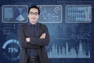 Erkek Yöneticisi mali istatistikleri ekran ile