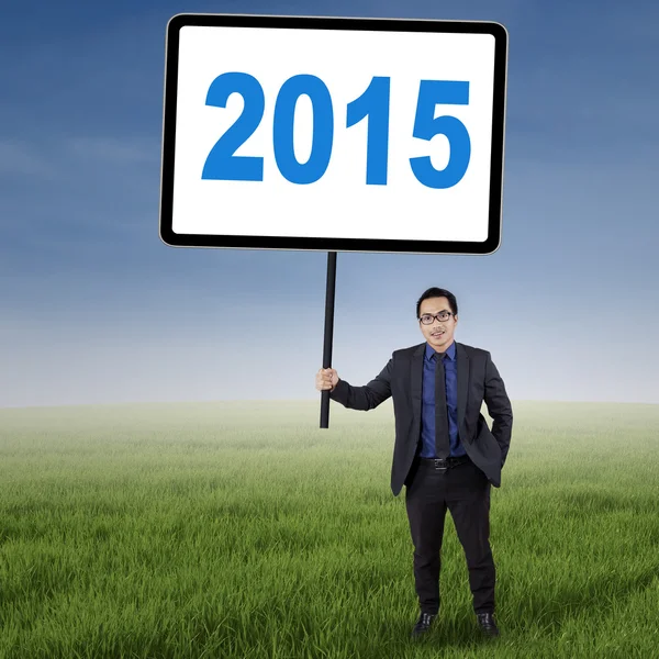 Male worker with number 2015 at field — Stock Photo, Image