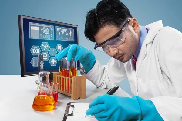 Erkek bilim adamı sonuç deneme yapar