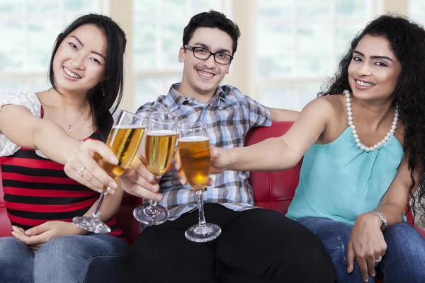 Mnohonárodnostní teenageři toast s pivem — Stock fotografie