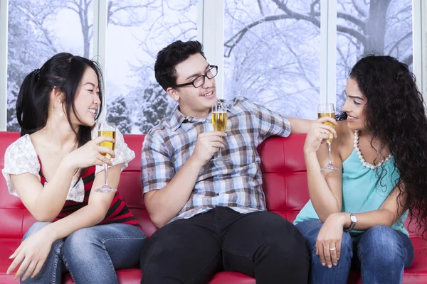 Adolescente multirazziale che beve birra sul divano — Foto Stock