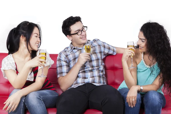 Mixed race teenagers drinking beer — Stock Photo, Image