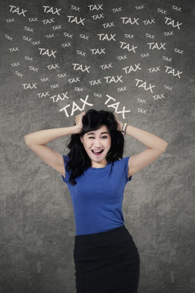 Femme stressante pense son impôt — Photo