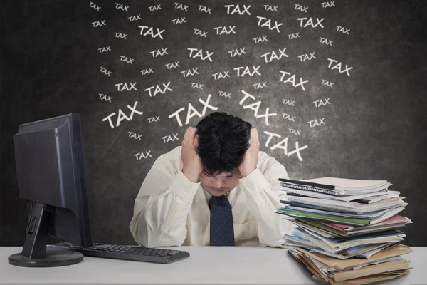 Stressvolle persoon met belastingdocumenten — Stockfoto