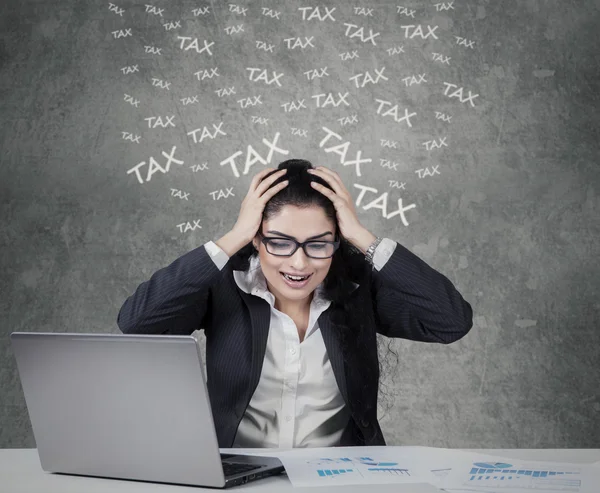 Trabalhadora estressante pagando seu imposto — Fotografia de Stock