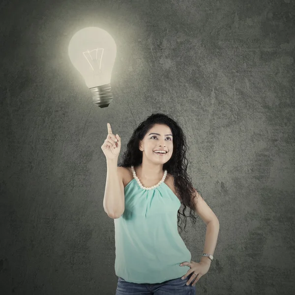 Vrouw met ideeën als symbool van creativiteit — Stockfoto