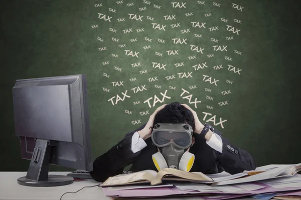 Worker with gas mask and tax documents — Stock Photo, Image