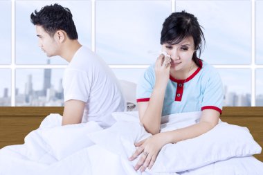 Asya çift odalı bir dairede kavga