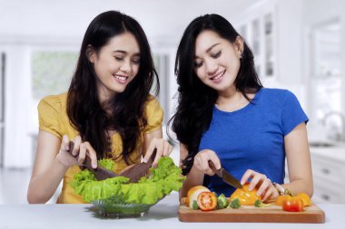 Asyalı kadınlar yemek mutfakta salata