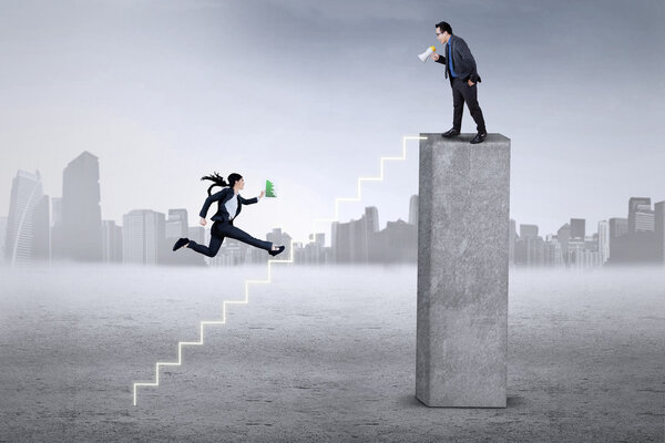 Босс-бизнесмен кричит своему сотруднику:
