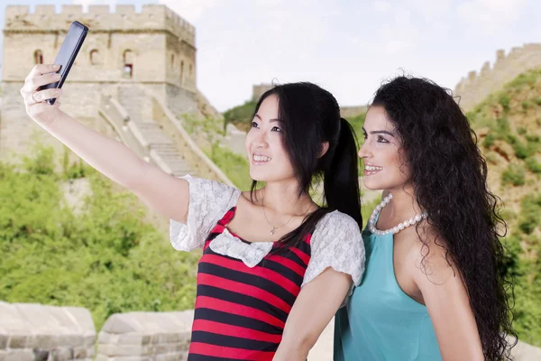 Casual women taking photos at Great Wall — Stock Photo, Image