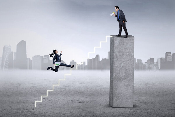 Глава компании кричит своему сотруднику:
