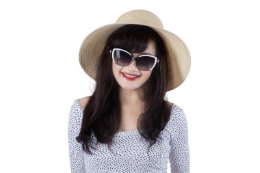 Güneş şapkası giyen anlamlı güzel kadın