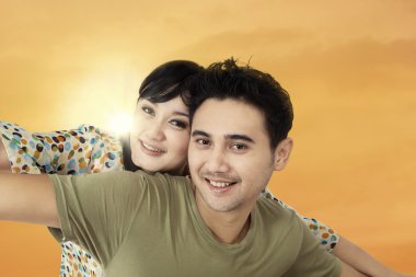 Neşeli kaç gün batımı anda oynamak