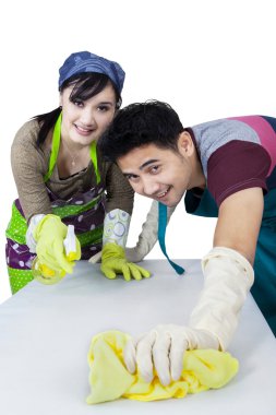 Neşeli çift bir tablo Temizleme