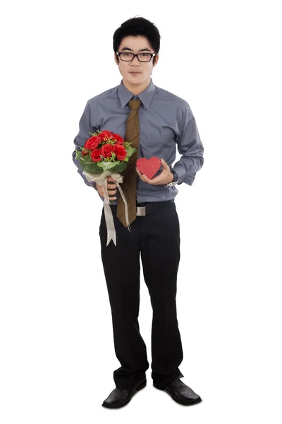 Chinês com rosas e presente — Fotografia de Stock