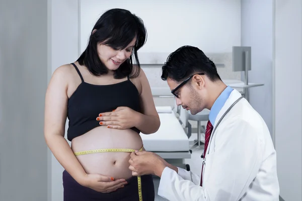 医生测量一个怀孕的女人 — 图库照片