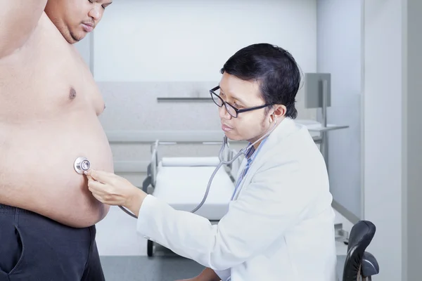 Médecin écoute patient abdomen — Photo