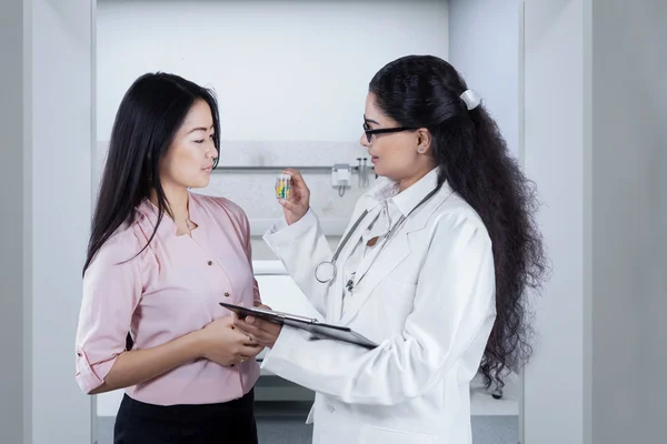 Ärztin erklärt ihrem Patienten Medikament — Stockfoto