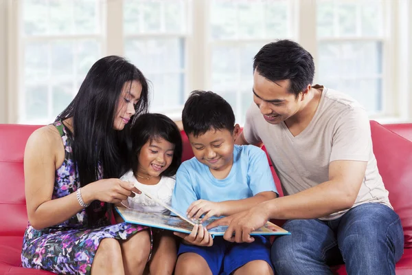 Famiglia godere di leggere un libro di storie insieme — Foto Stock