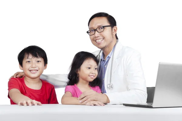 Amistoso médico con niños 2 — Foto de Stock