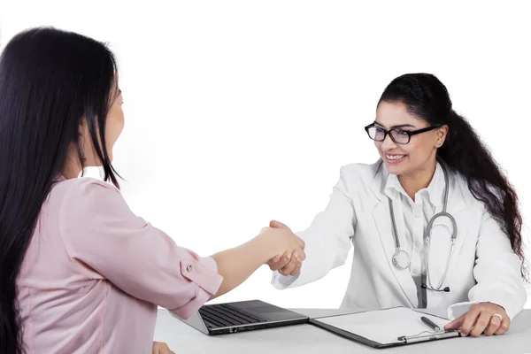 Freundlicher Arzt schüttelt Patienten die Hand — Stockfoto